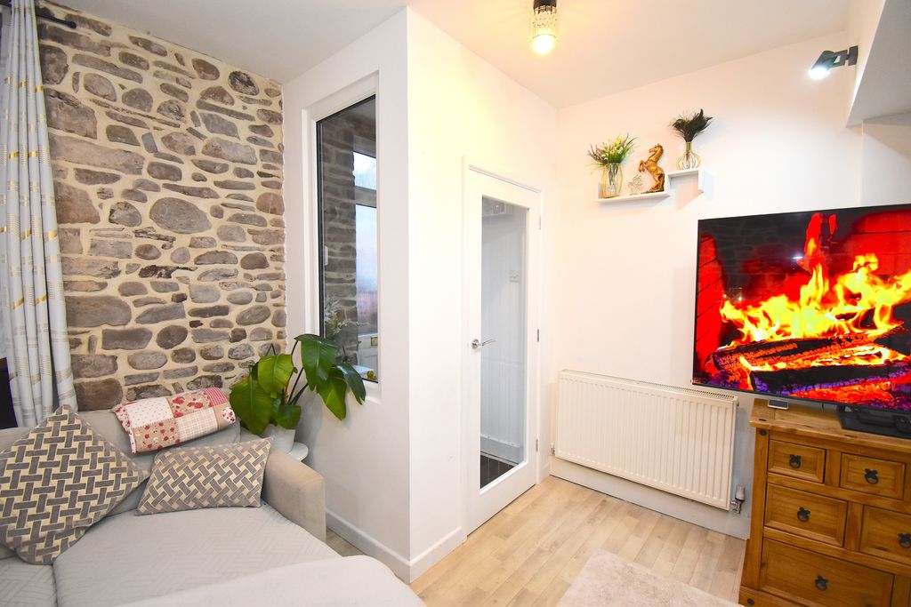 Entrance Porch- click for photo gallery